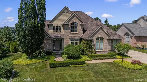 54878 Grenelefe Circle E, SouthLyon, MI 48178