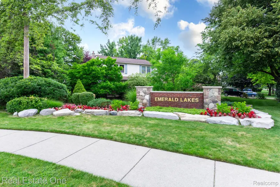 6011 Walker Drive, Troy, MI 48085 - #2