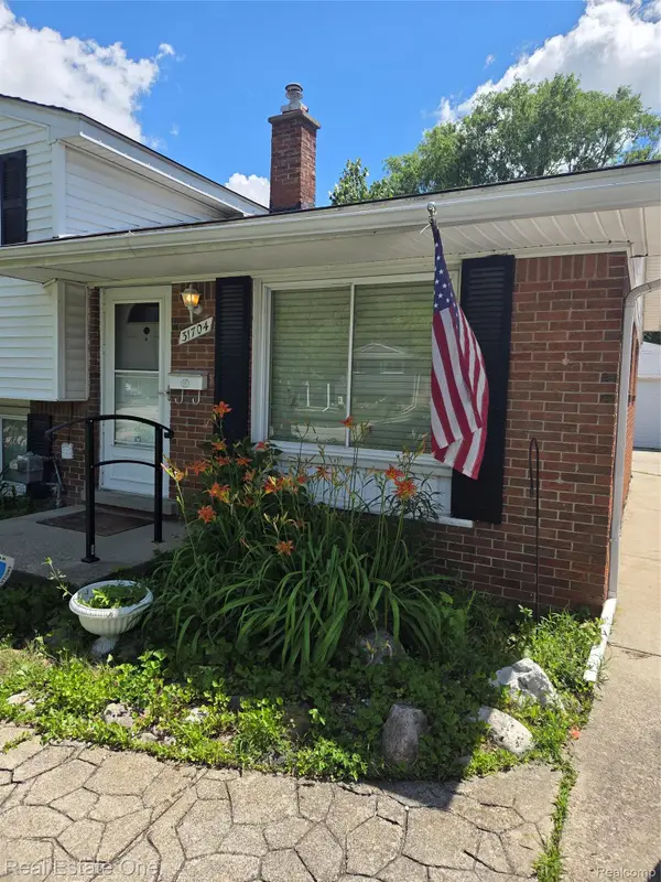 31704 Saint Margaret Street, StClairShores, MI 48082