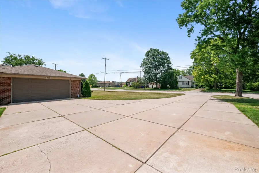 27200 Milton Avenue, Warren, MI 48092 - #3