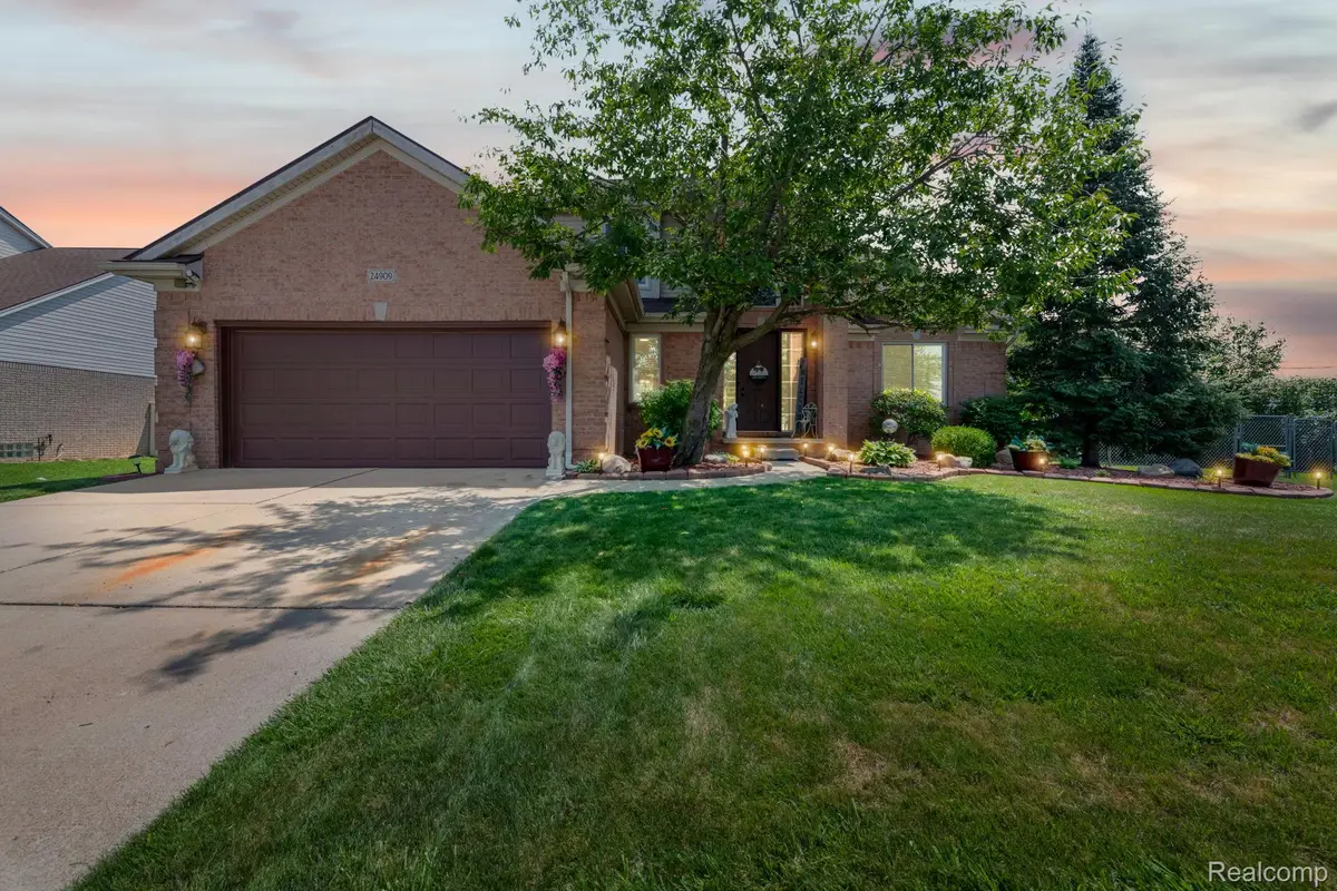 24909 Foxmoor Boulevard, Trenton, MI 48183 - #1