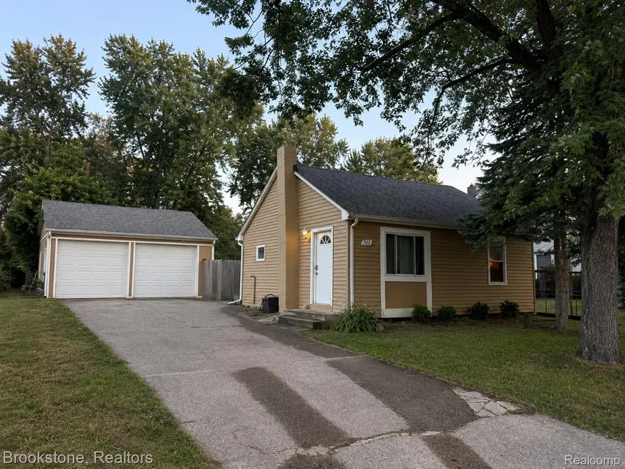 311 W Grand Traverse Street, Commerce Township, MI 48382 - #2