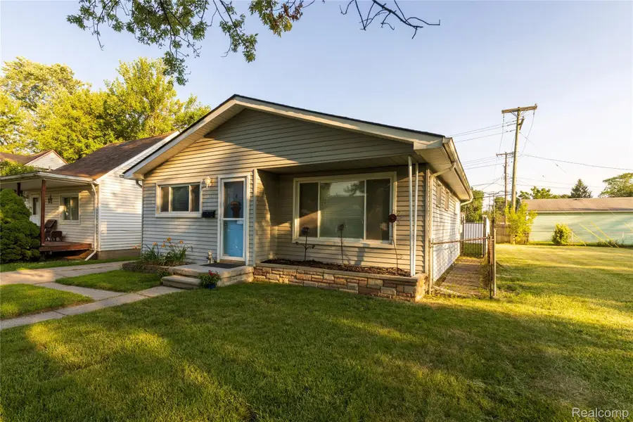 20743 Powers Avenue, Dearborn Heights, MI 48125 - #2