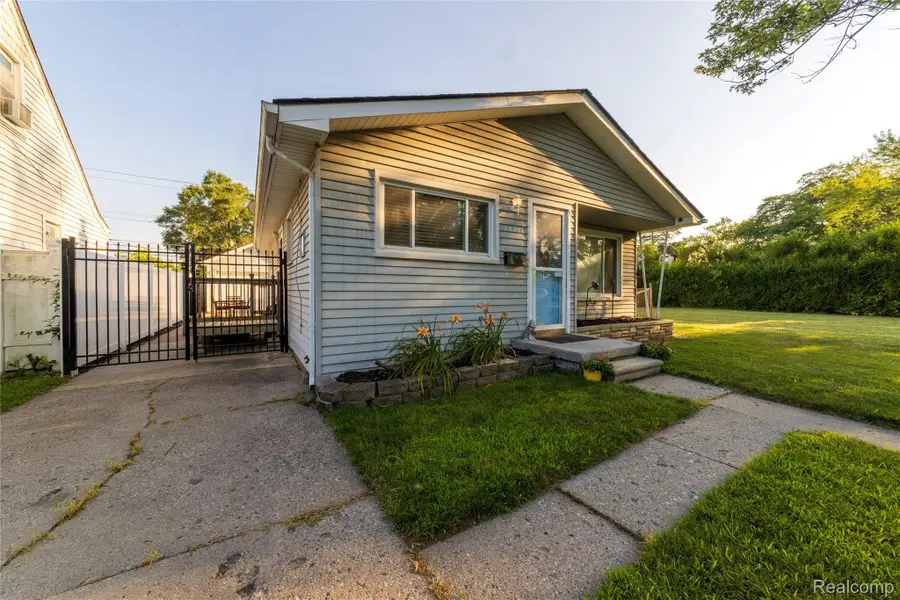 20743 Powers Avenue, Dearborn Heights, MI 48125 - #3