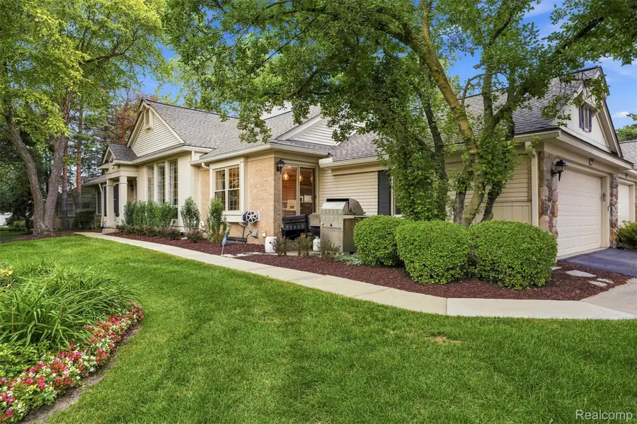 6012 Danbury Court, West Bloomfield, MI 48322 - #2