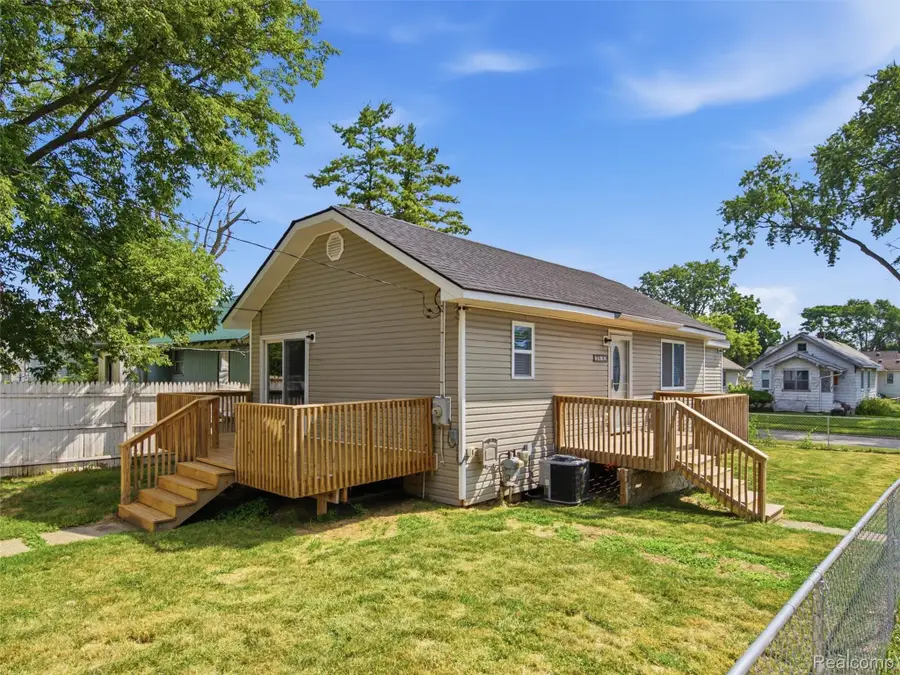 84 W End Avenue, Waterford, MI 48328 - #2