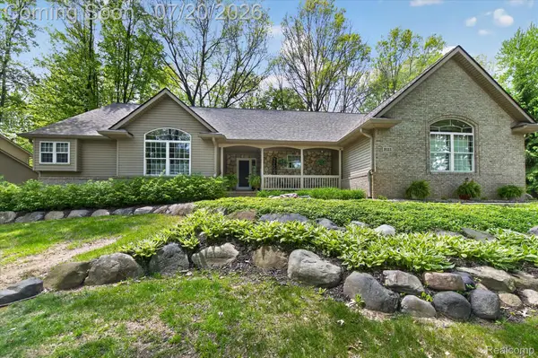 2111 Moorlands View, Howell, MI 48855