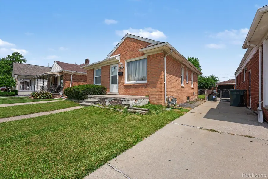 1058 Detroit Avenue, Lincoln Park, MI 48146 - #2
