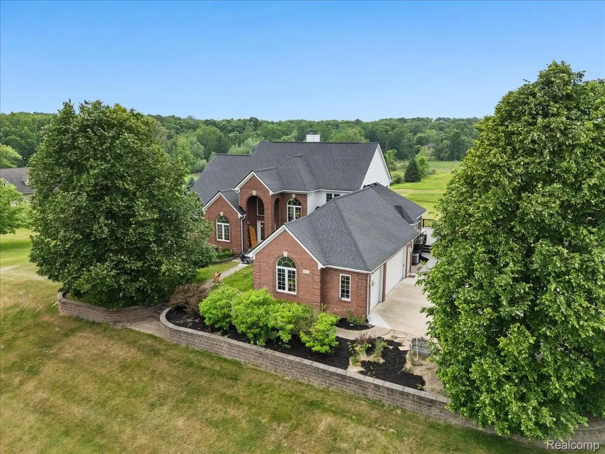 2160 W Buell Rd, Oakland, MI 48363 - #1