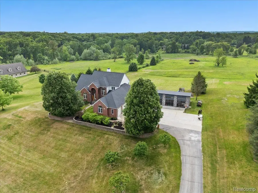2160 W Buell Rd, Oakland, MI 48363 - #2