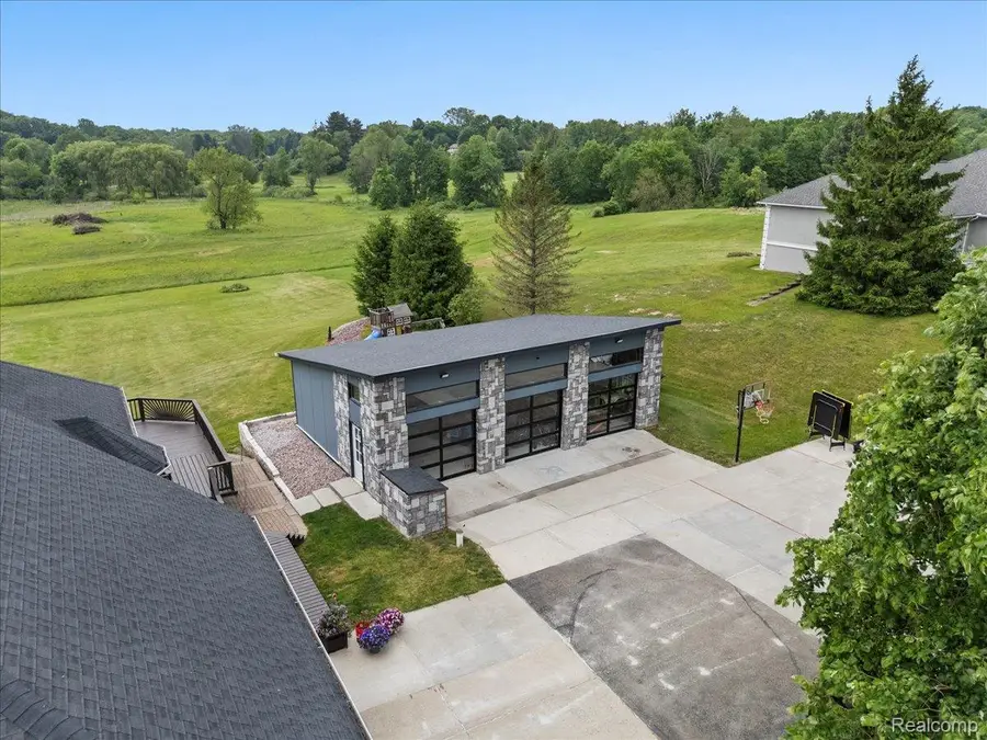 2160 W Buell Rd, Oakland, MI 48363 - #3