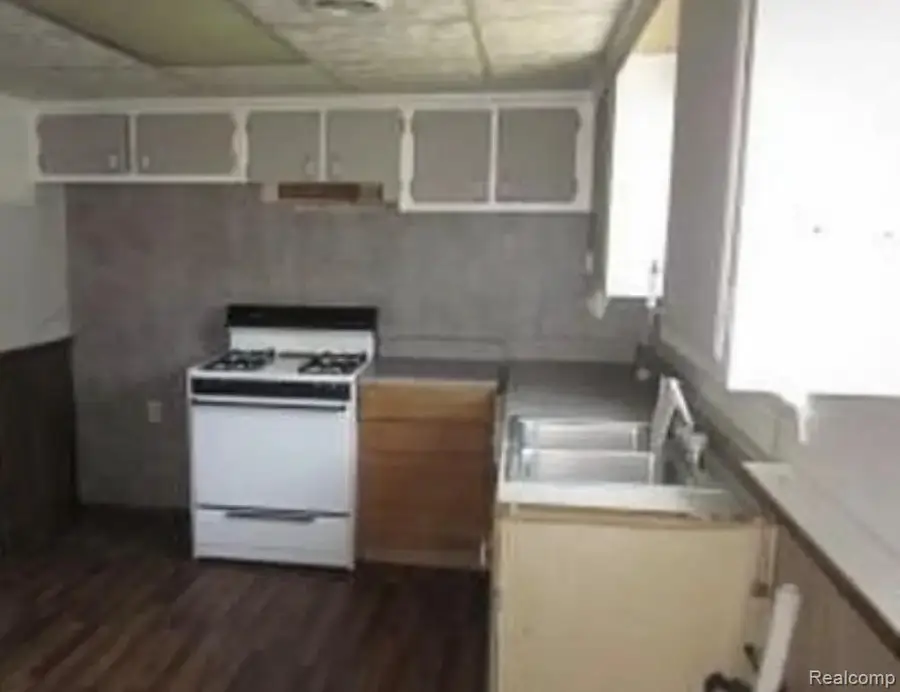 25701 Eton Avenue, Dearborn Heights, MI 48125 - #2