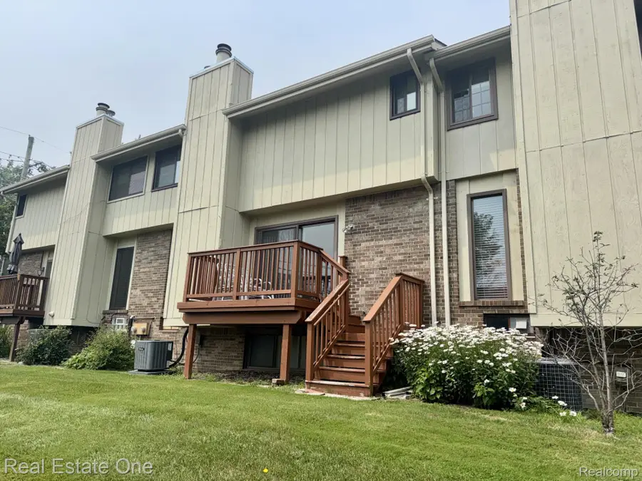 2963 Meadowbrook Drive, Rochester Hills, MI 48309 - #2