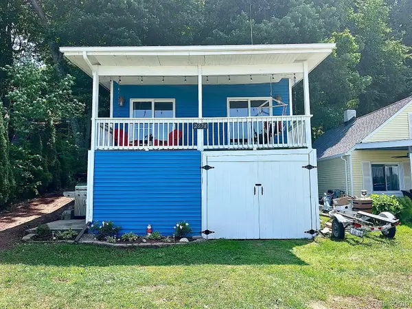 2076 Gray Park Drive, Lapeer, MI 48446