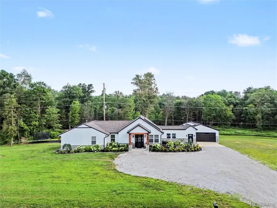 4086 W Commerce Road, Milford, MI 48380 - #2