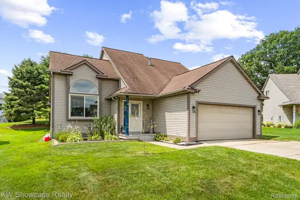 1313 Pin Oak Bluff, Howell, MI 48843