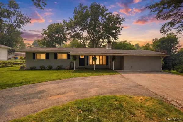 1052 Robinwood Avenue, Waterford, MI 48328