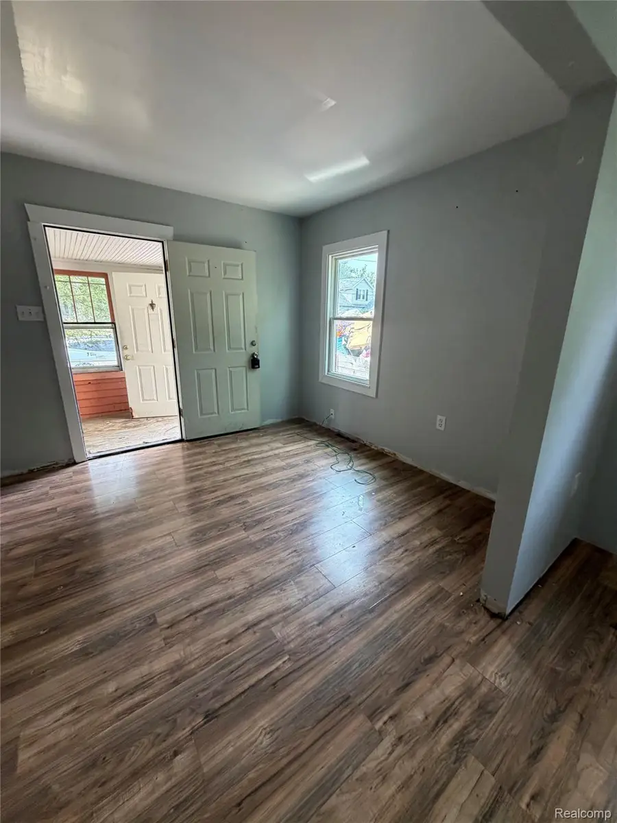 934 Barrie Avenue, Flint, MI 48507 - #2