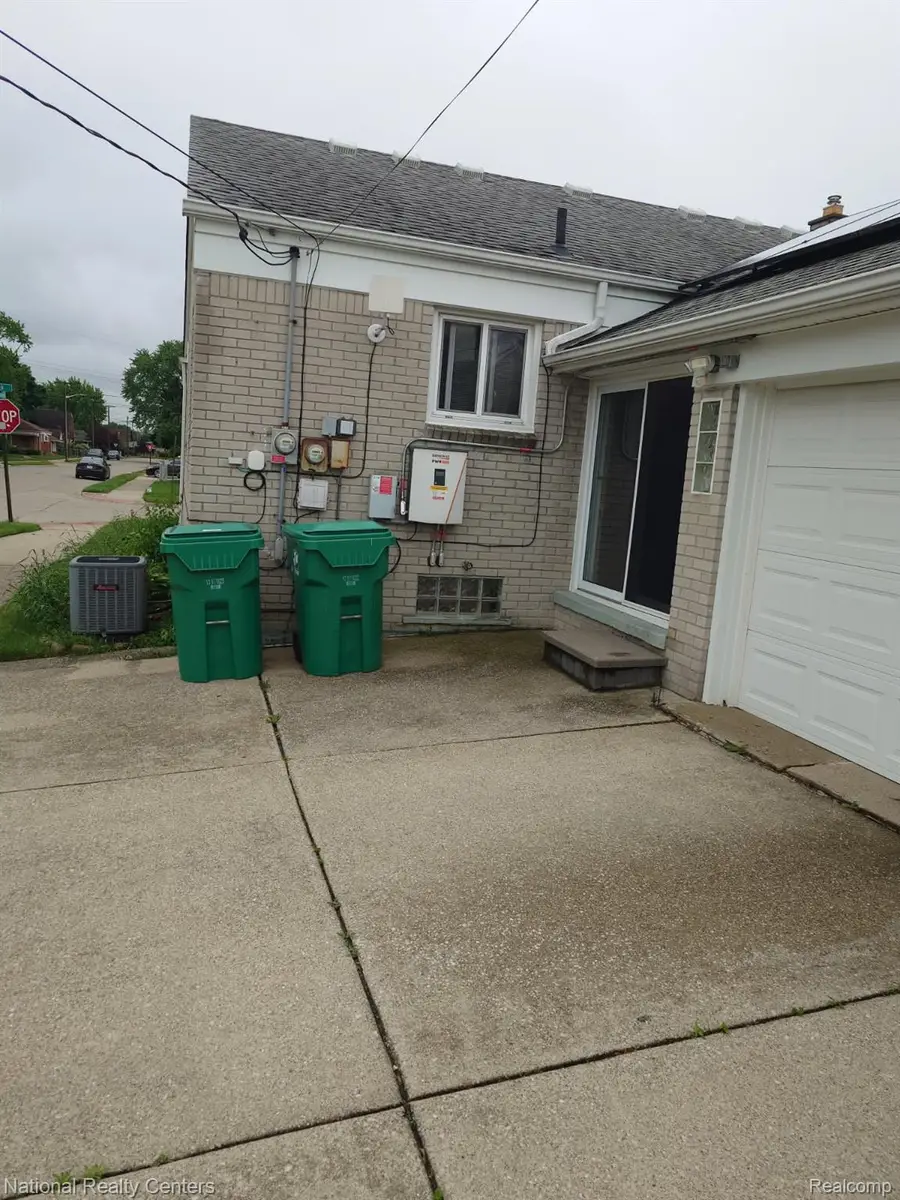 18131 Oak Avenue, Eastpointe, MI 48021 - #2