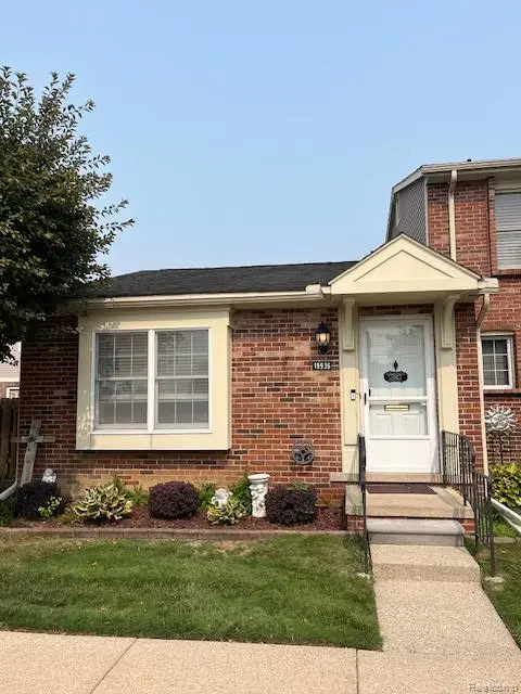 19936 N Great Oaks Circle #J, ClintonTownship, MI 48036