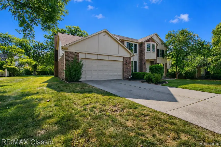 25522 Surrey Lane, Farmington Hills, MI 48335 - #2