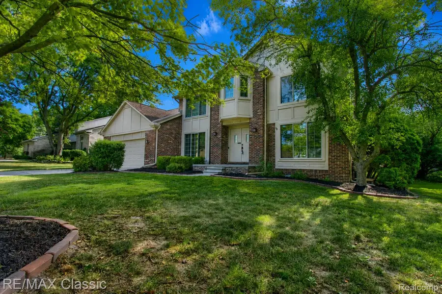 25522 Surrey Lane, Farmington Hills, MI 48335 - #3