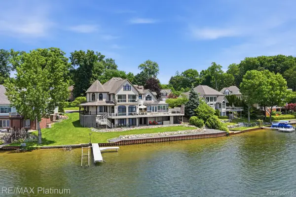 997 Thompson Shore Drive, Howell, MI 48843