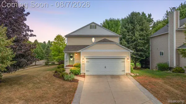 920 E Caroline Street, Fenton, MI 48430