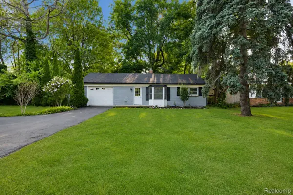648 S Cass Lake Road, Waterford, MI 48328