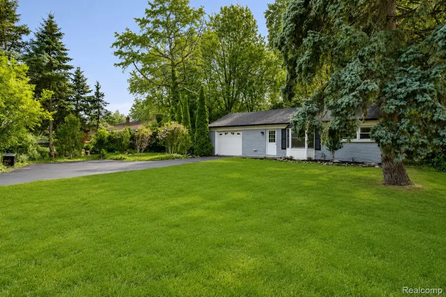 648 S Cass Lake Road, Waterford, MI 48328 - #2