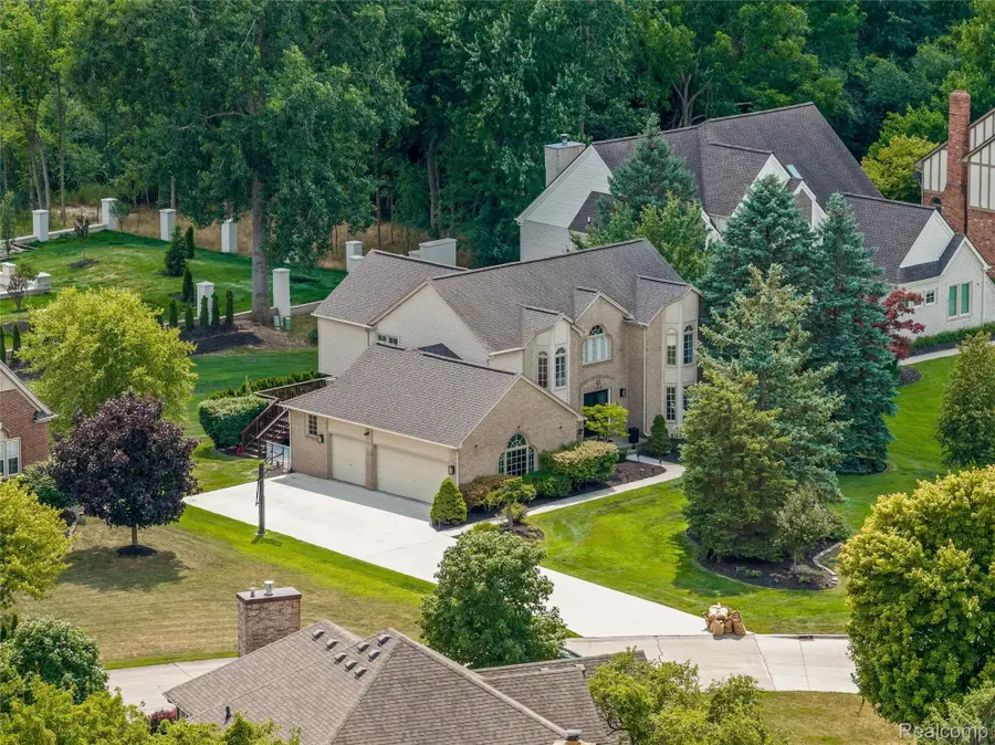 37071 Aspen Drive, Farmington Hills, MI 48335 - #2