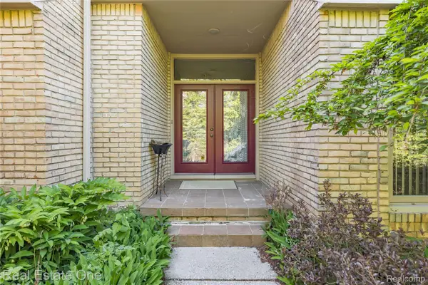 5000 Mirror Lake Court #19, WestBloomfield, MI 48323