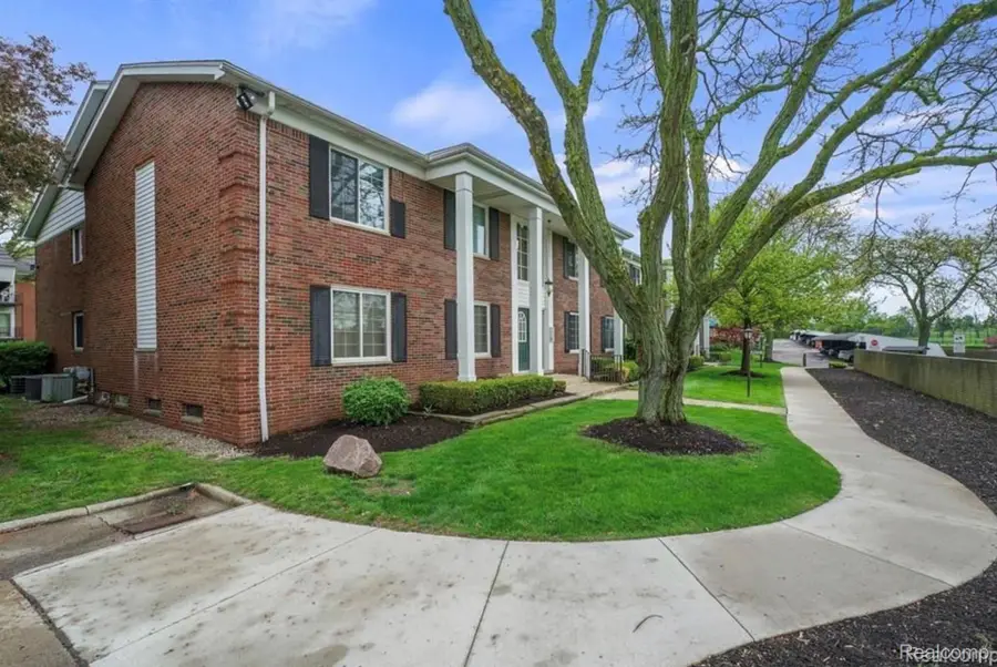 2472 Mulberry Square #22, Bloomfield, MI 48302 - #2