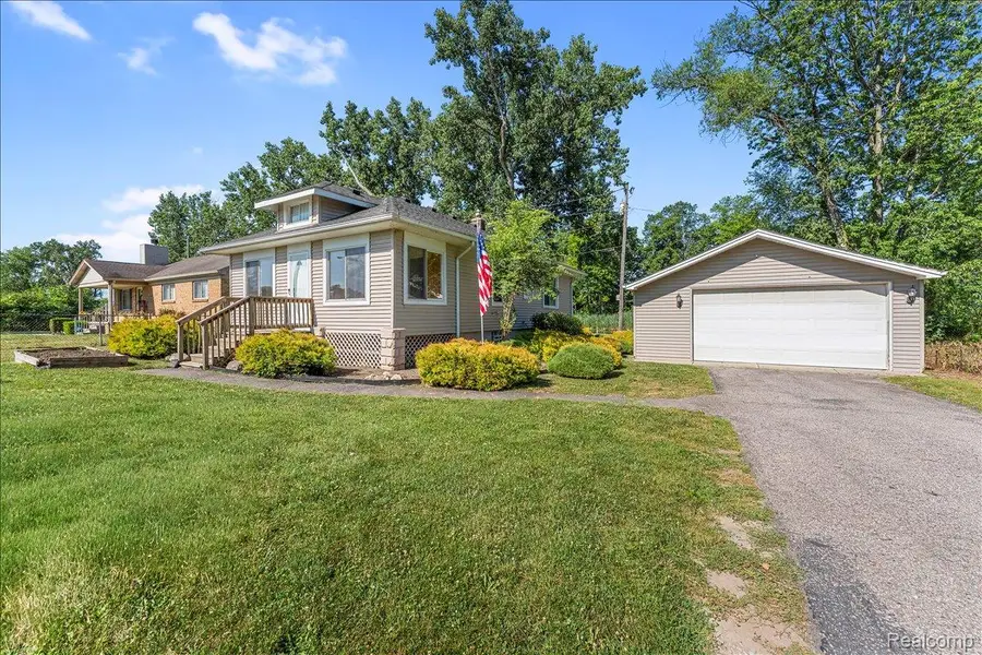 34868 W Jefferson Avenue, Rockwood, MI 48173 - #2
