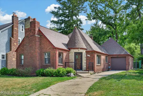207 Navajo Avenue, Pontiac, MI 48341