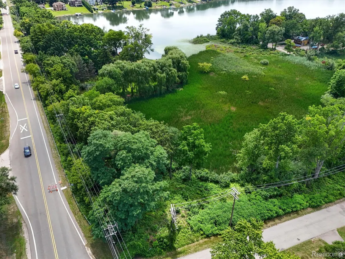 3039 Mccormick Drive, Waterford, MI 48328 - #1
