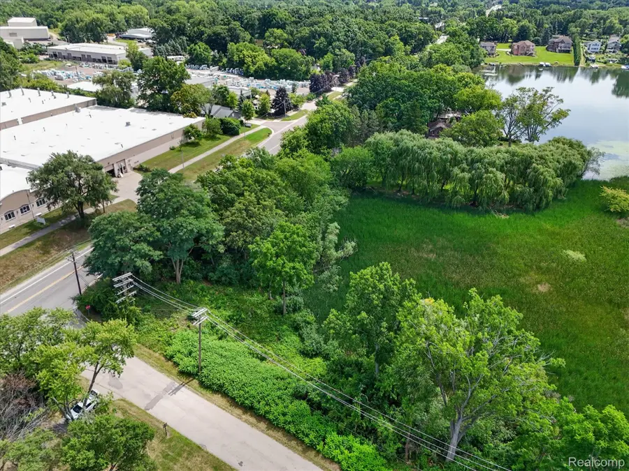 3039 Mccormick Drive, Waterford, MI 48328 - #2