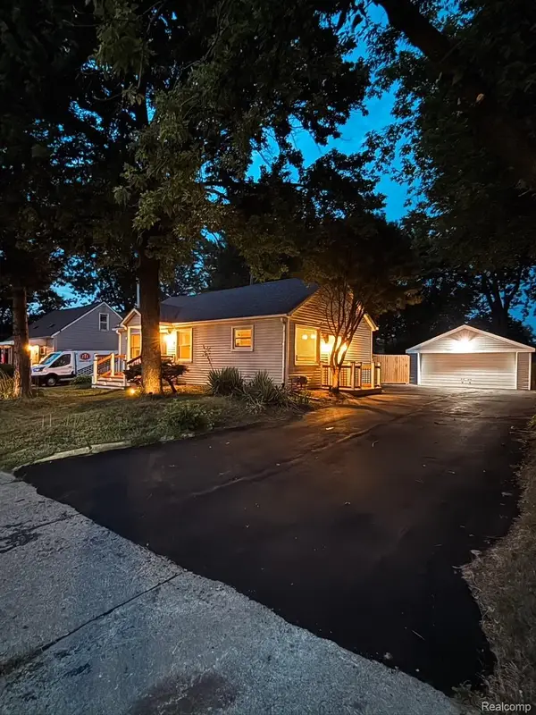 30052 Schoenherr Road, Warren, MI 48088