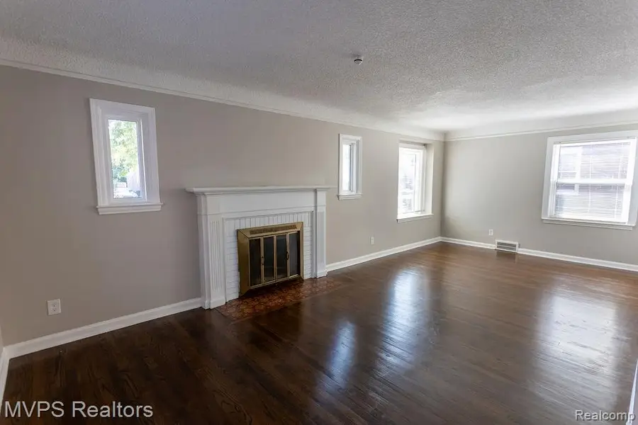 21737 Mccormick Street, Grosse Pointe, MI 48236 - #2