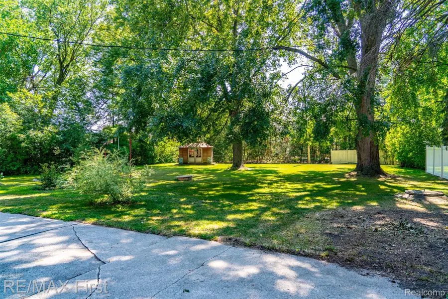 42471 Utica Road, Sterling Heights, MI 48314 - #2