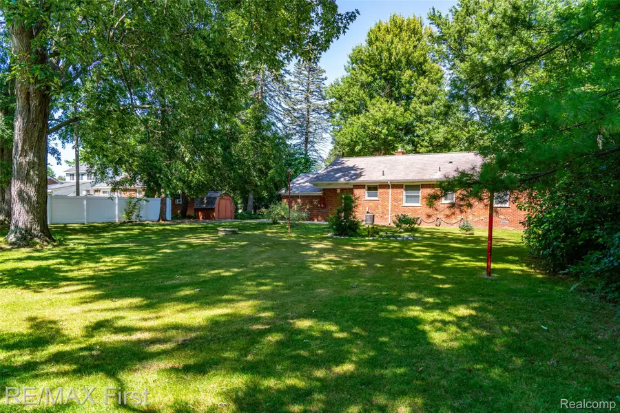 42471 Utica Road, Sterling Heights, MI 48314 - #3