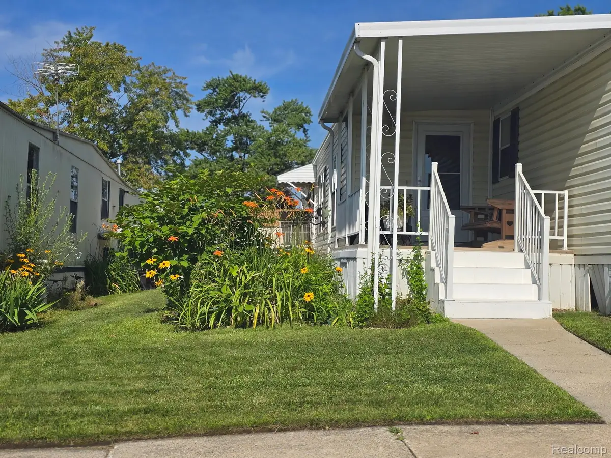 211 Pinewood Dr, White Lake, MI 48386 - #1