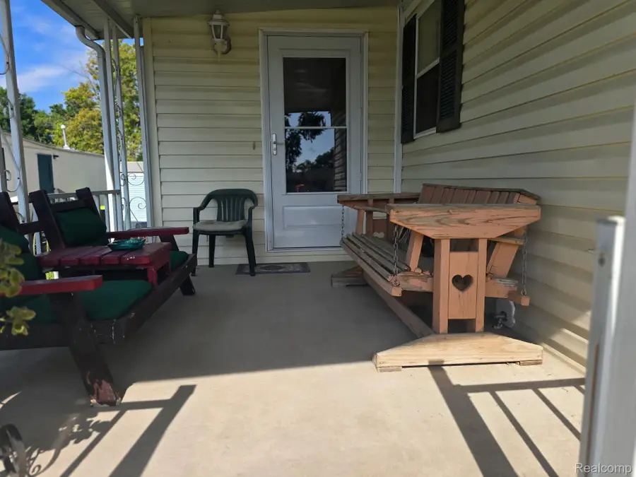 211 Pinewood Dr, White Lake, MI 48386 - #2