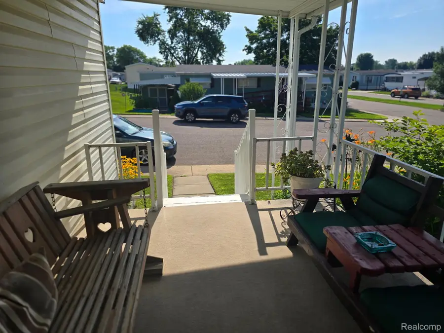 211 Pinewood Dr, White Lake, MI 48386 - #3
