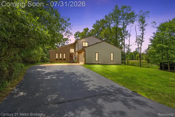 8381 Rattalee Lake Road, Clarkston, MI 48348