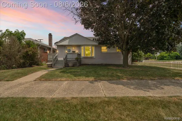 26000 Fernwood Street, Roseville, MI 48066