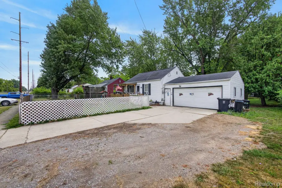 3308 Leith Street, Flint, MI 48506 - #2