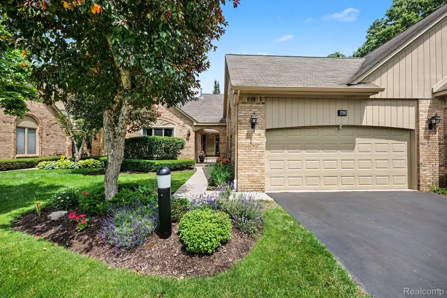 2202 Elm Circle, Shelby, MI 48316 - #2