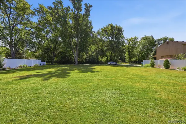 942 Iroquois Avenue, Waterford, MI 48327