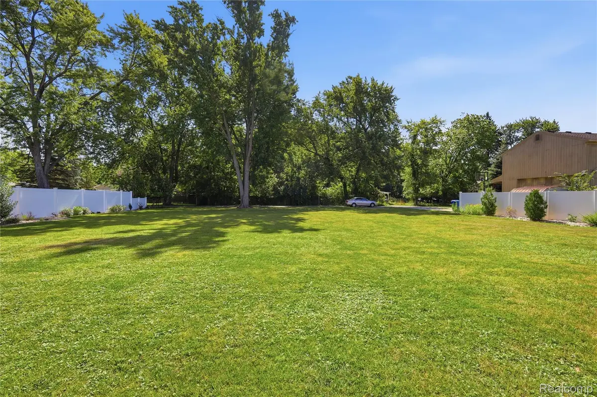 946 Iroquois Avenue, Waterford, MI 48327 - #1